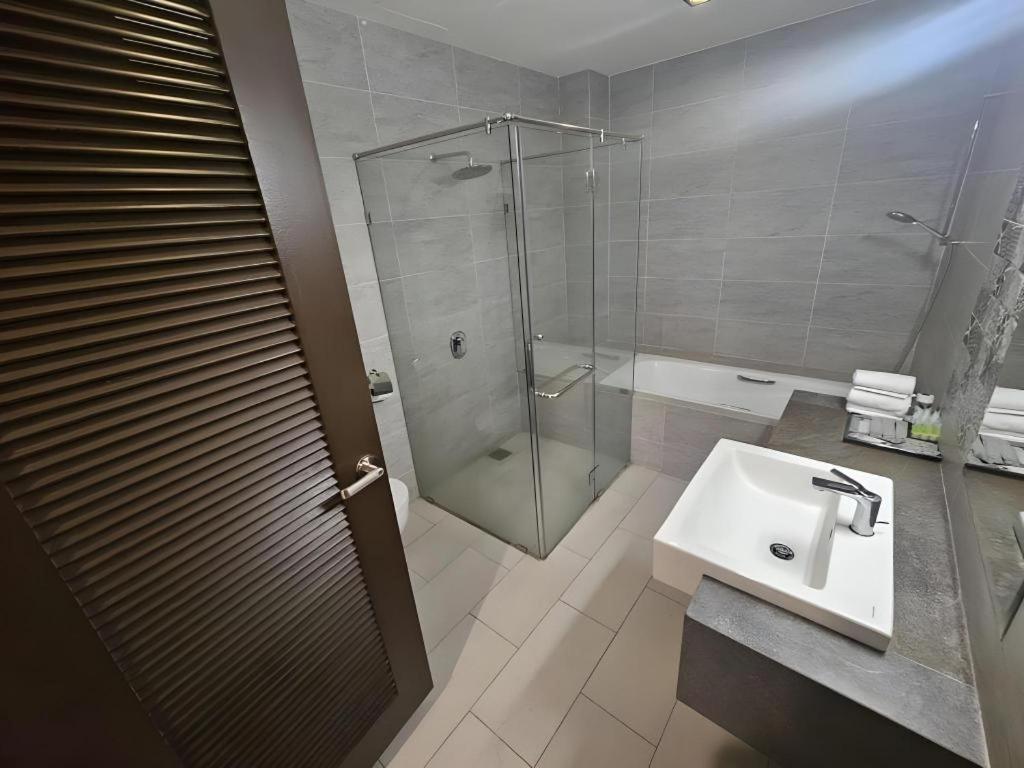 Hotel Grand Baron Тайпинг Экстерьер фото